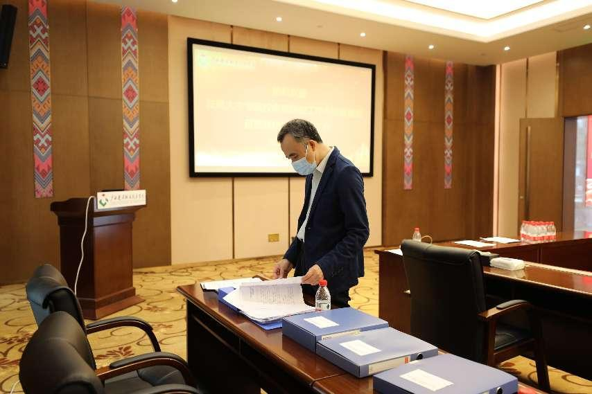 督查組查閱學(xué)校疫情防控相關(guān)資料