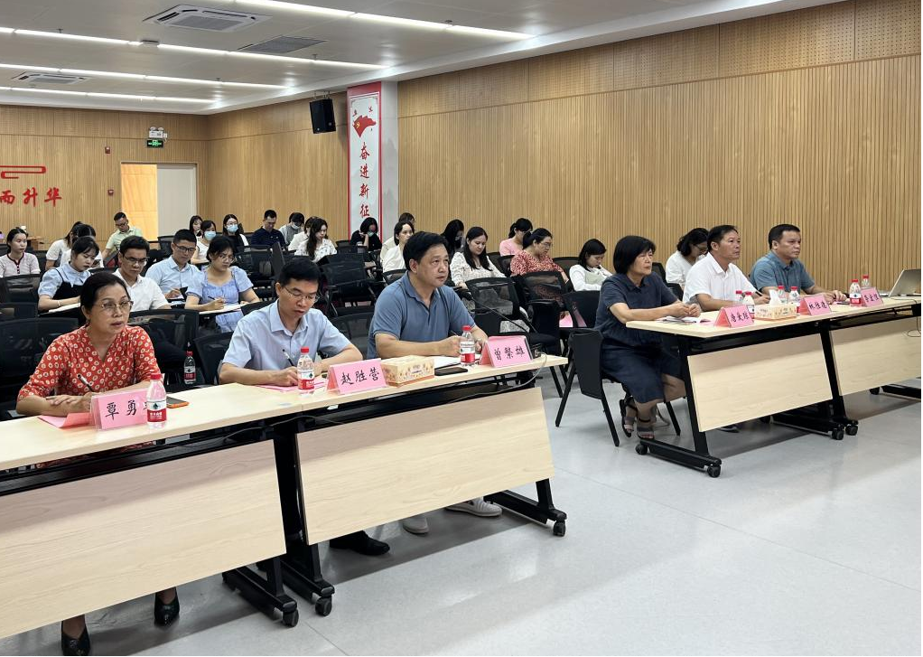 線下參會的教師們認真聆聽集體備課會