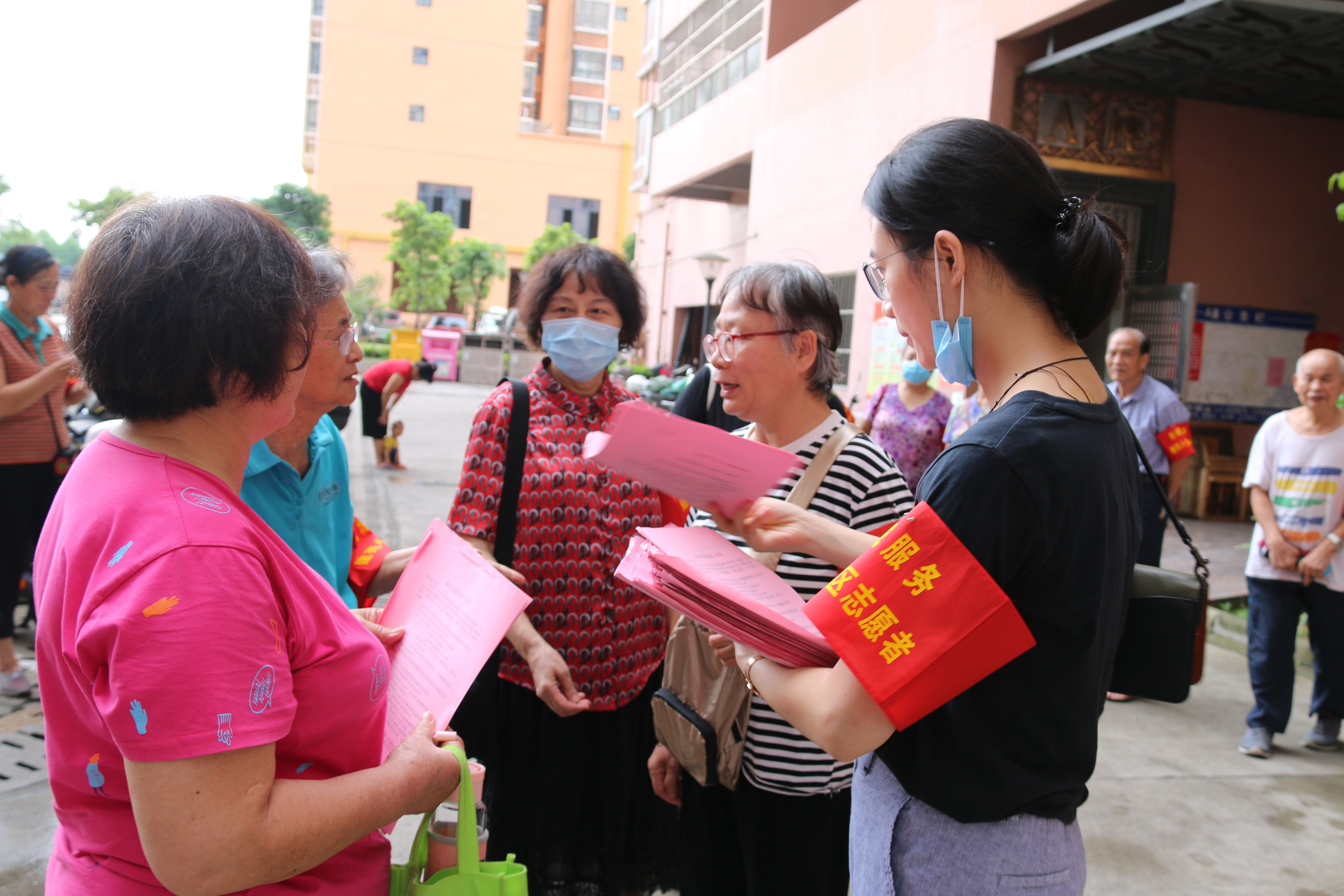 創城志愿服務隊員宣傳創城工作