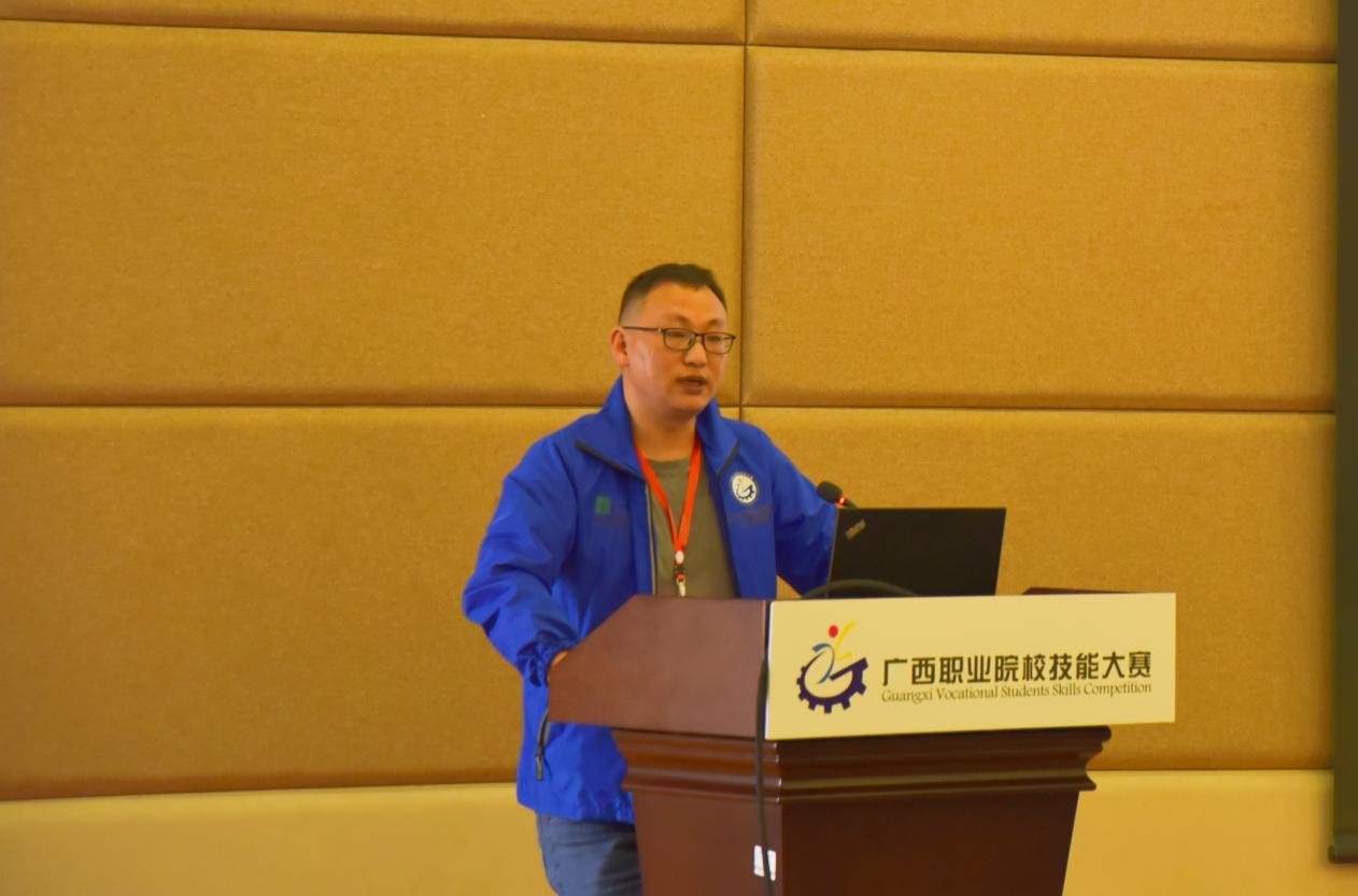 賽項裁判組組長、廣西有色勘察設計研究院高級工程師唐甫宣讀比賽日程