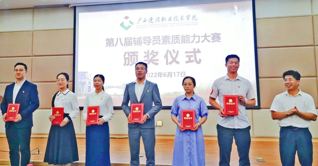 伍耿清副校長為二等獎(jiǎng)獲獎(jiǎng)選手頒獎(jiǎng)