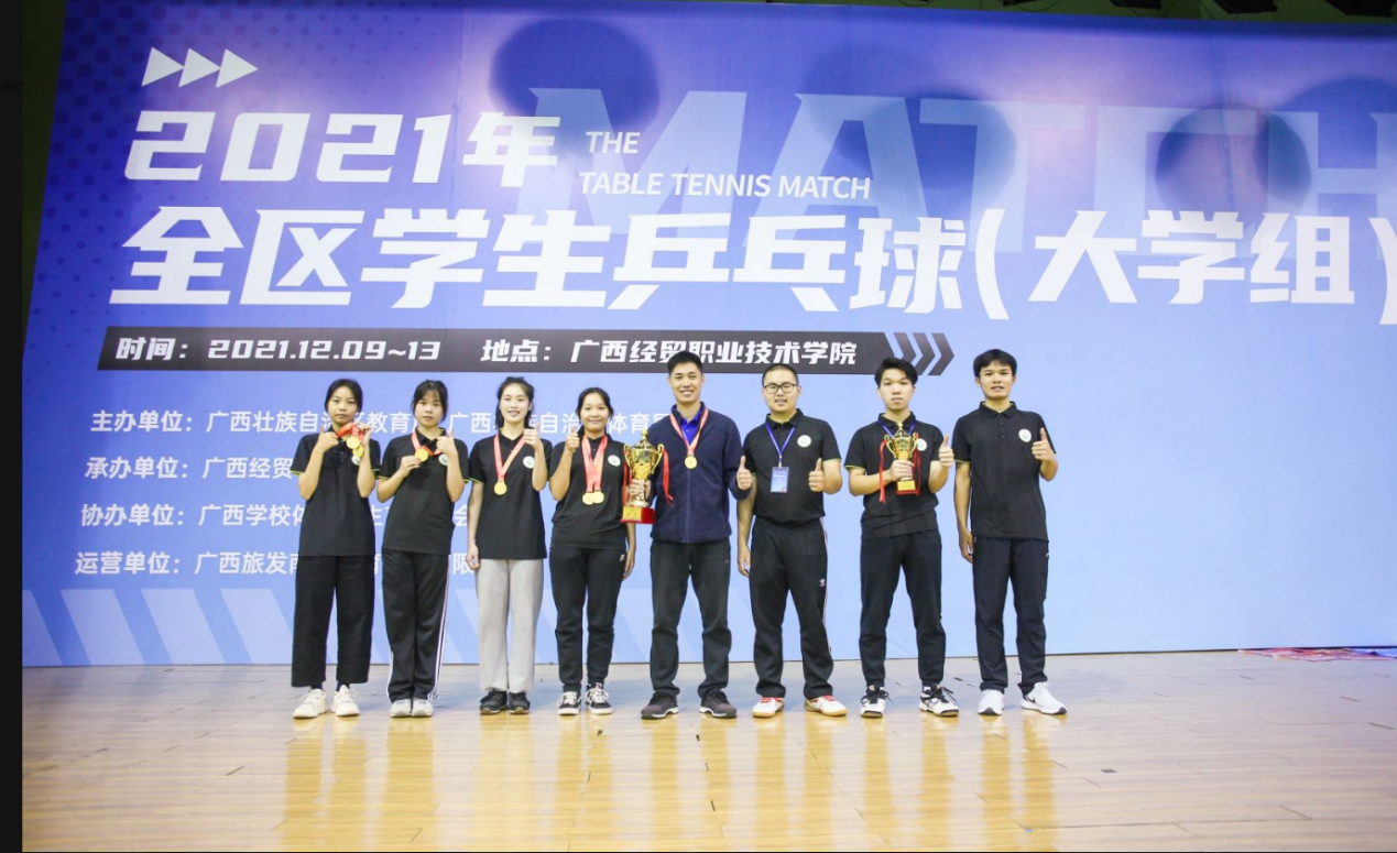 乒乓球隊(duì)獲獎(jiǎng)后合影