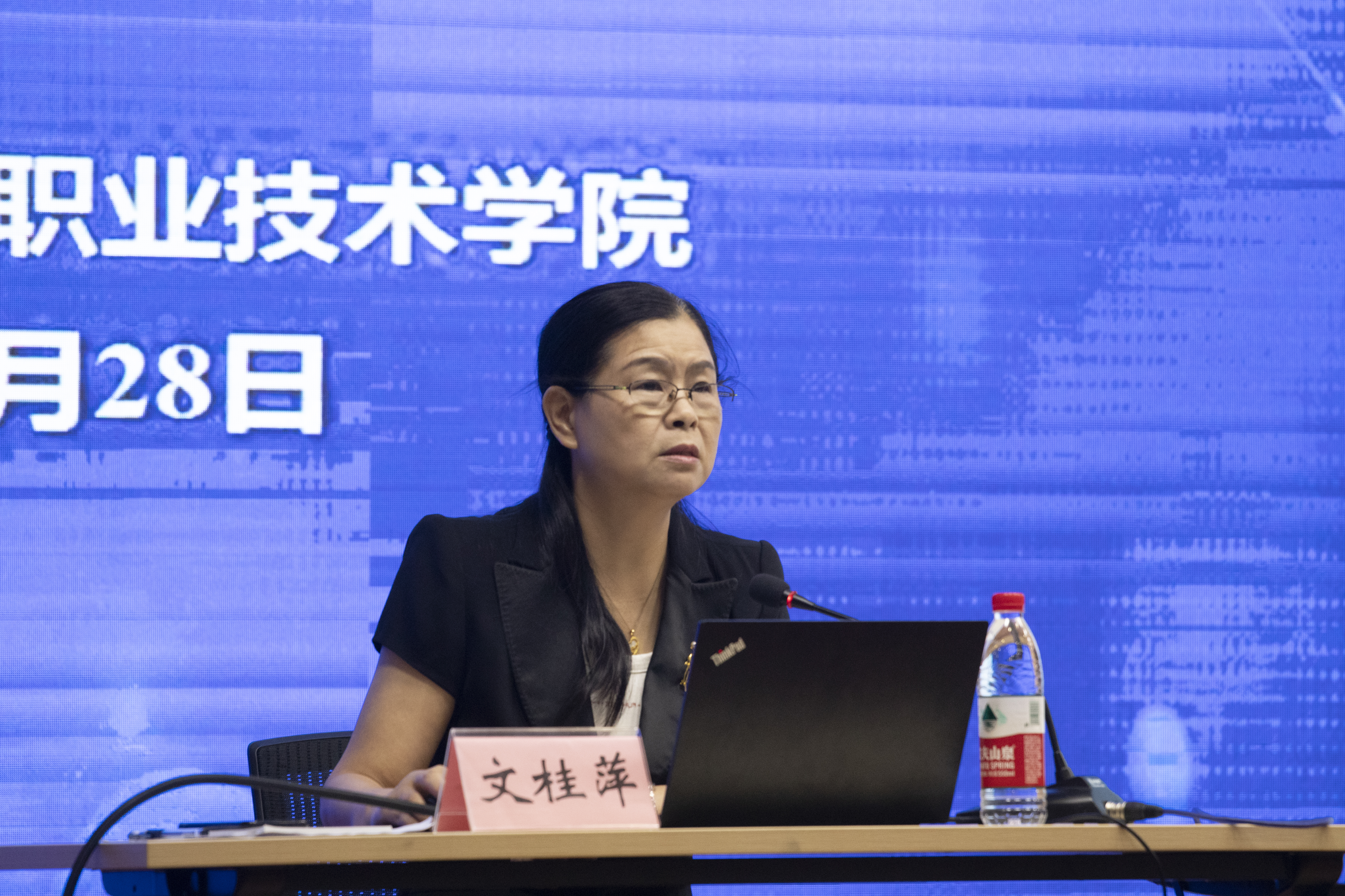 全國模范教師、國家教學名師、廣西教學名師、我校管理工程學院文桂萍教授作經驗交流