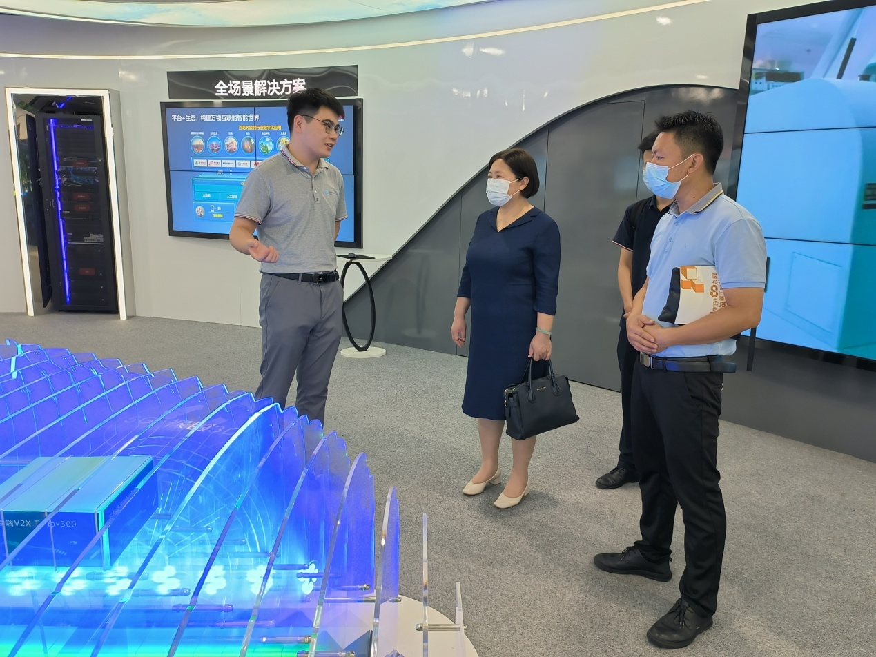 劉曉紅書記一行參觀公司科技展廳