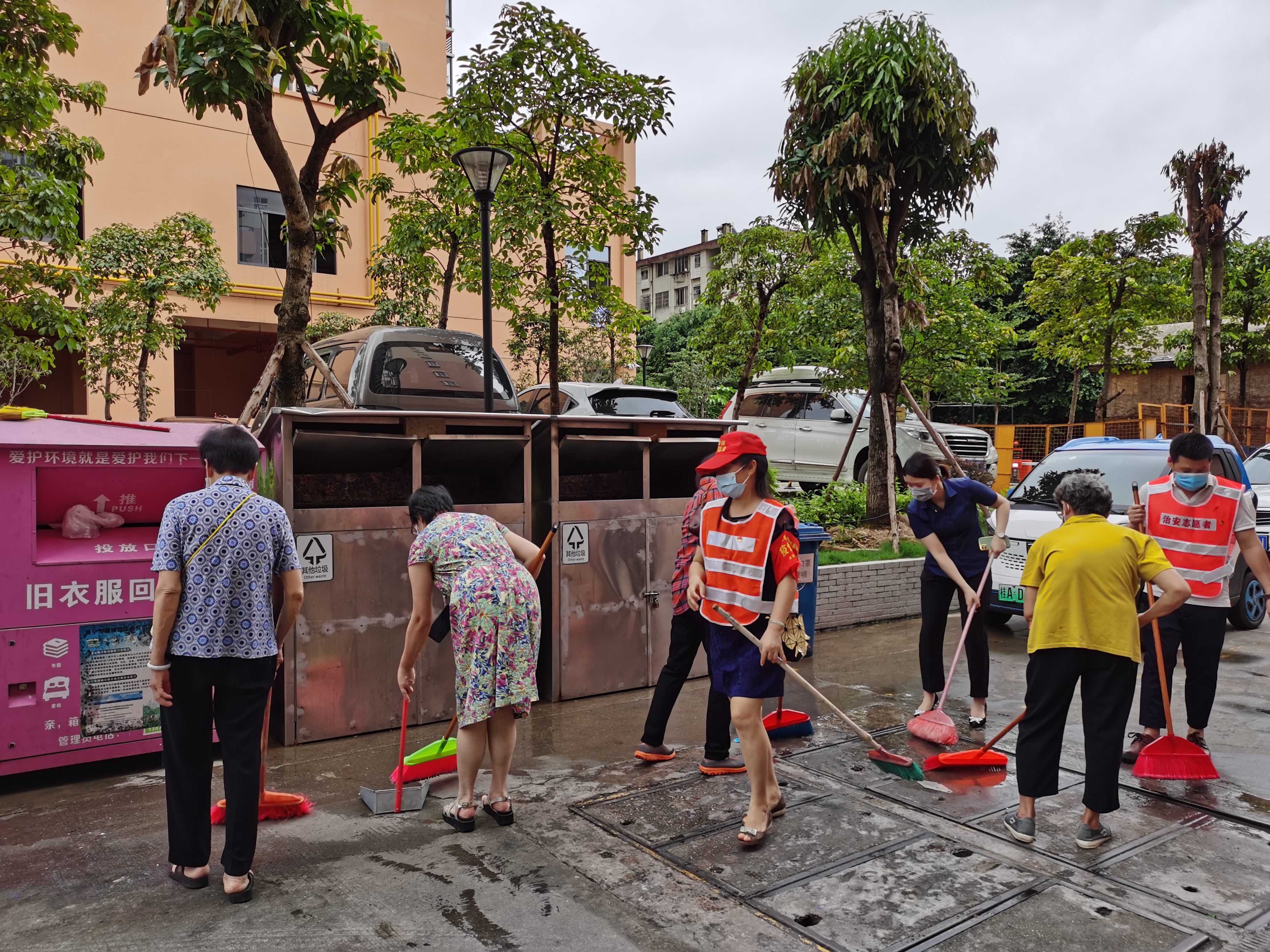 志愿者們正在清掃社區