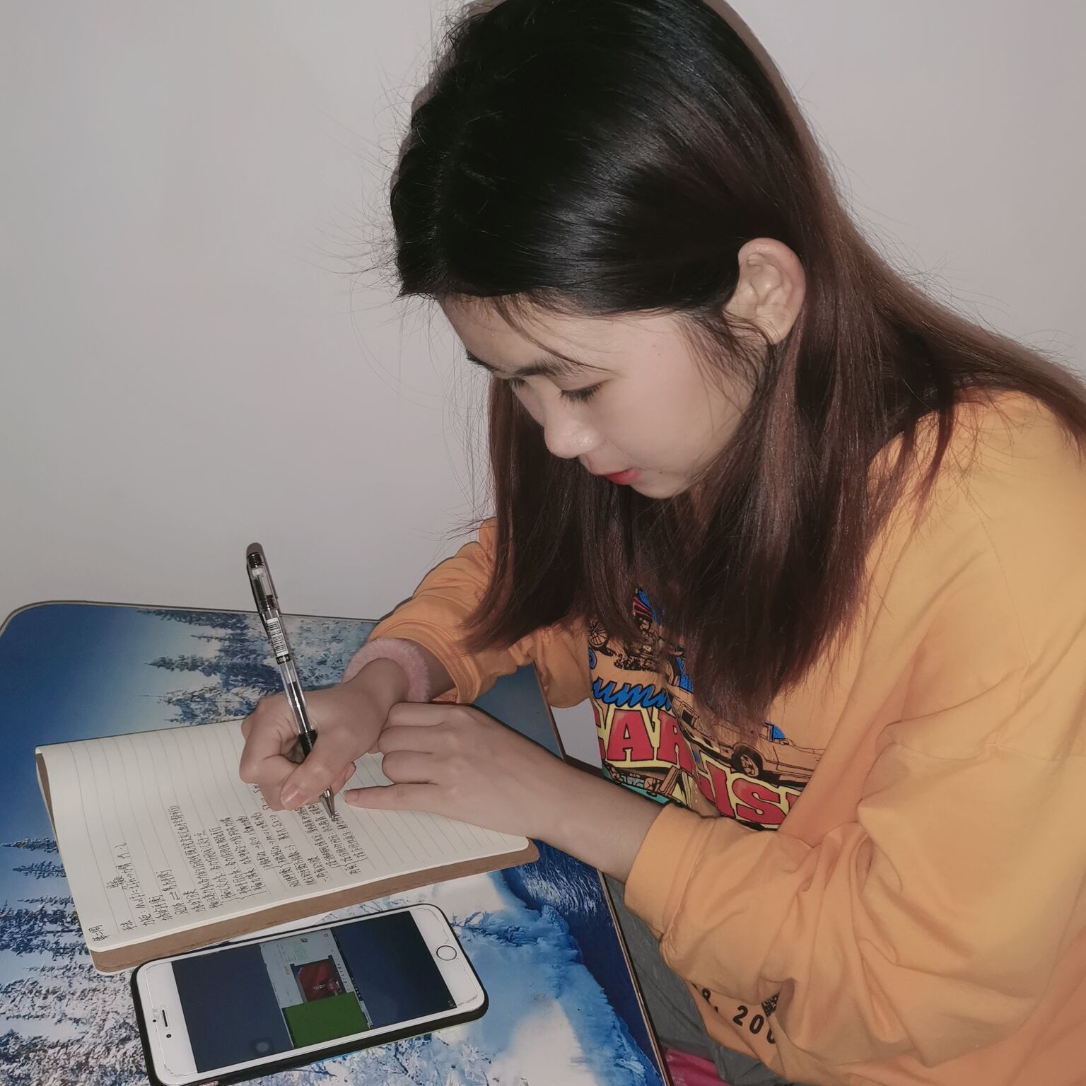 建院學(xué)子在線(xiàn)收看疫情防控思政大課并認(rèn)真做筆記