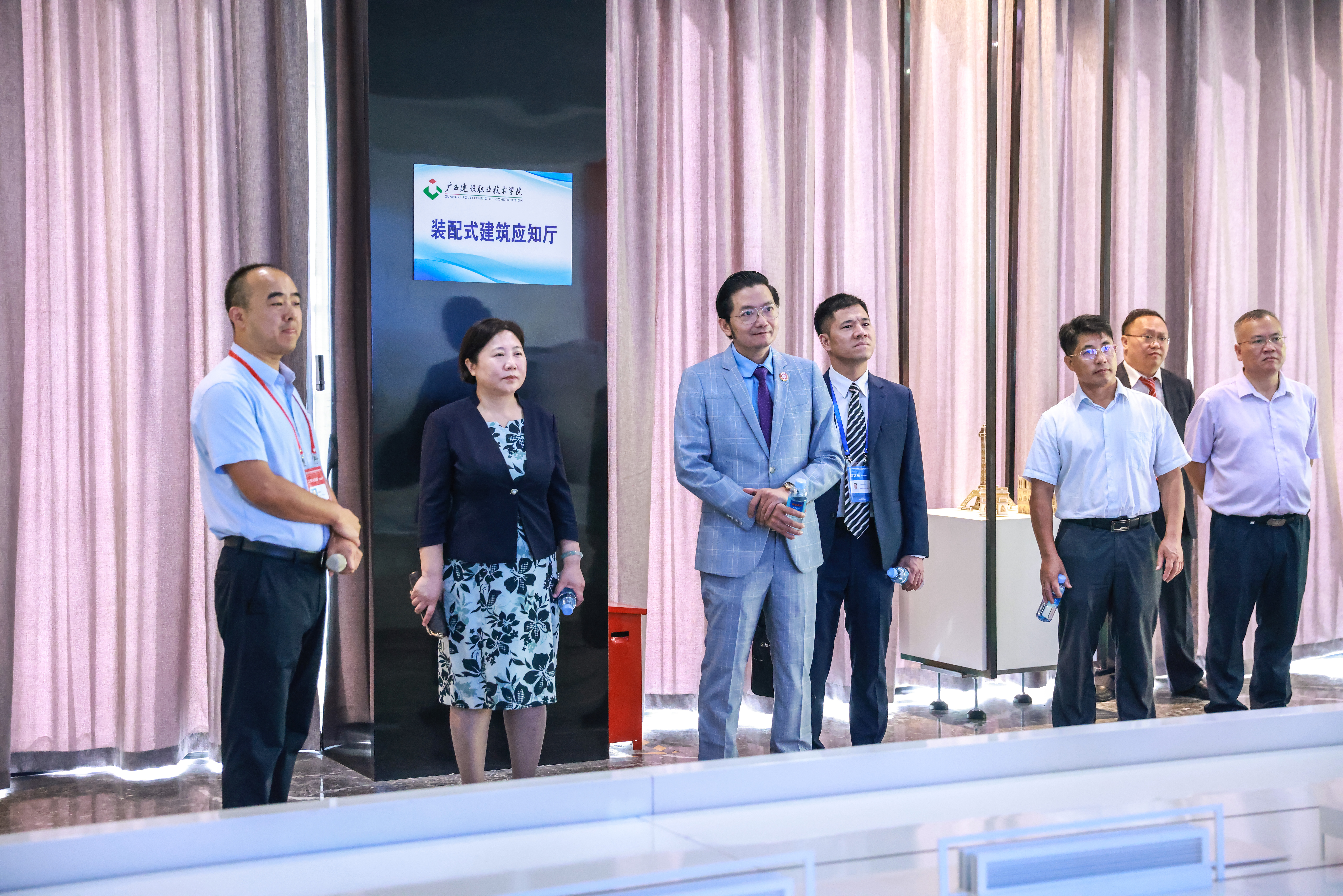 劉曉紅書記、伍耿清副院長陪同杜南忠總領事一行參觀我校裝配式建筑實訓基地