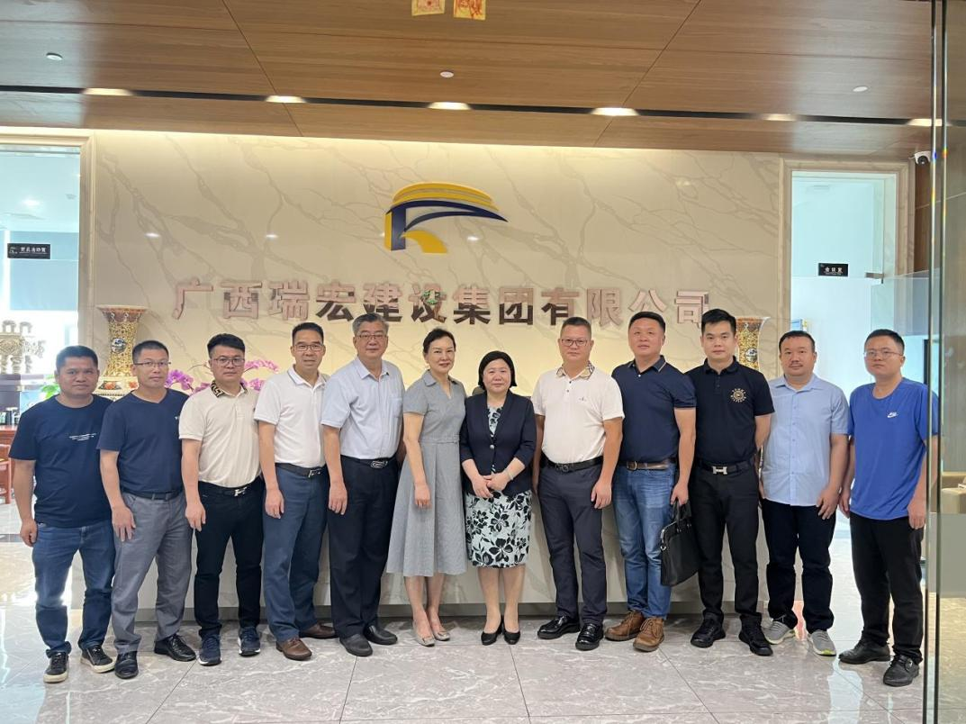 走訪企業(yè)合影