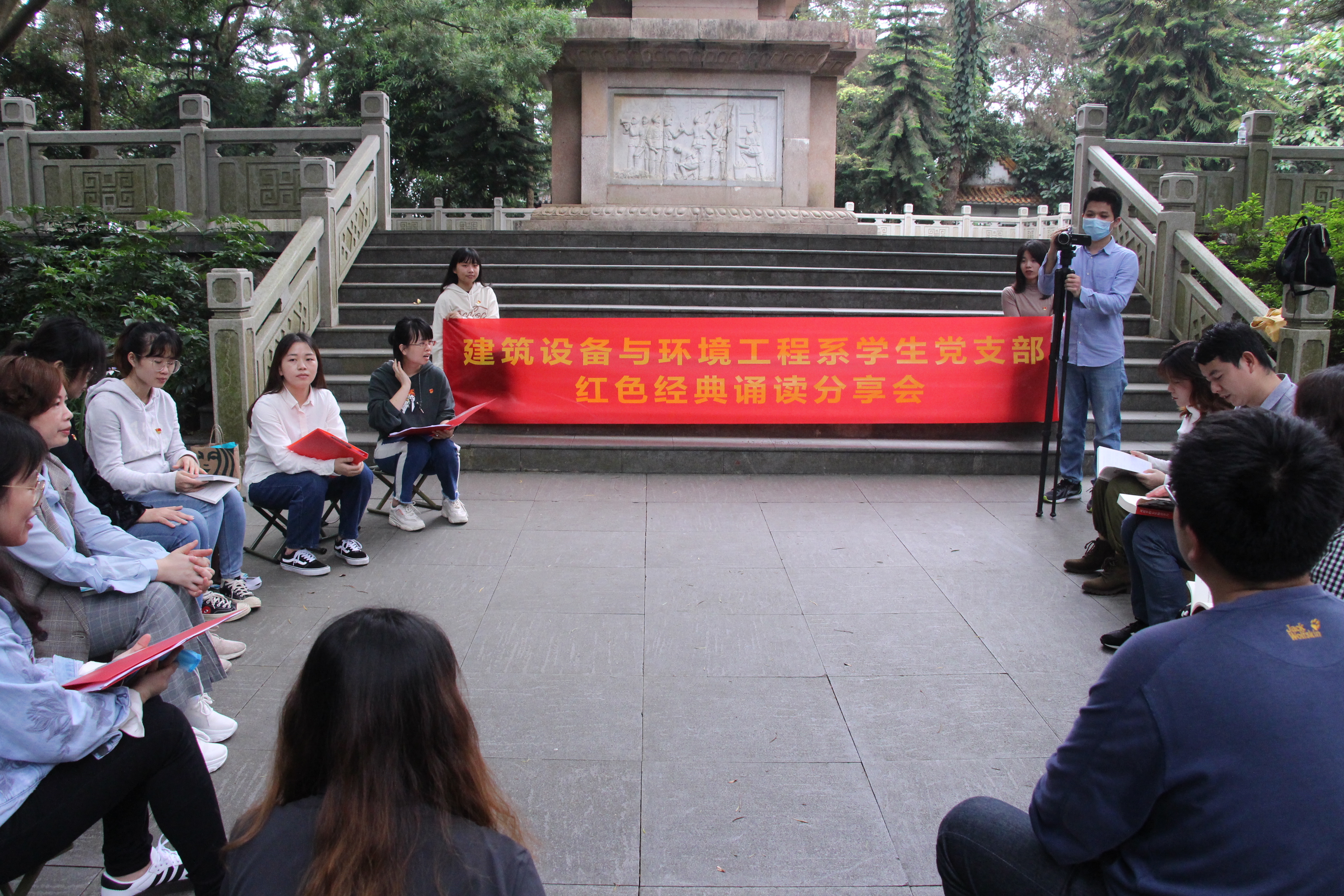 黨員們進(jìn)行紅色經(jīng)典誦讀分享