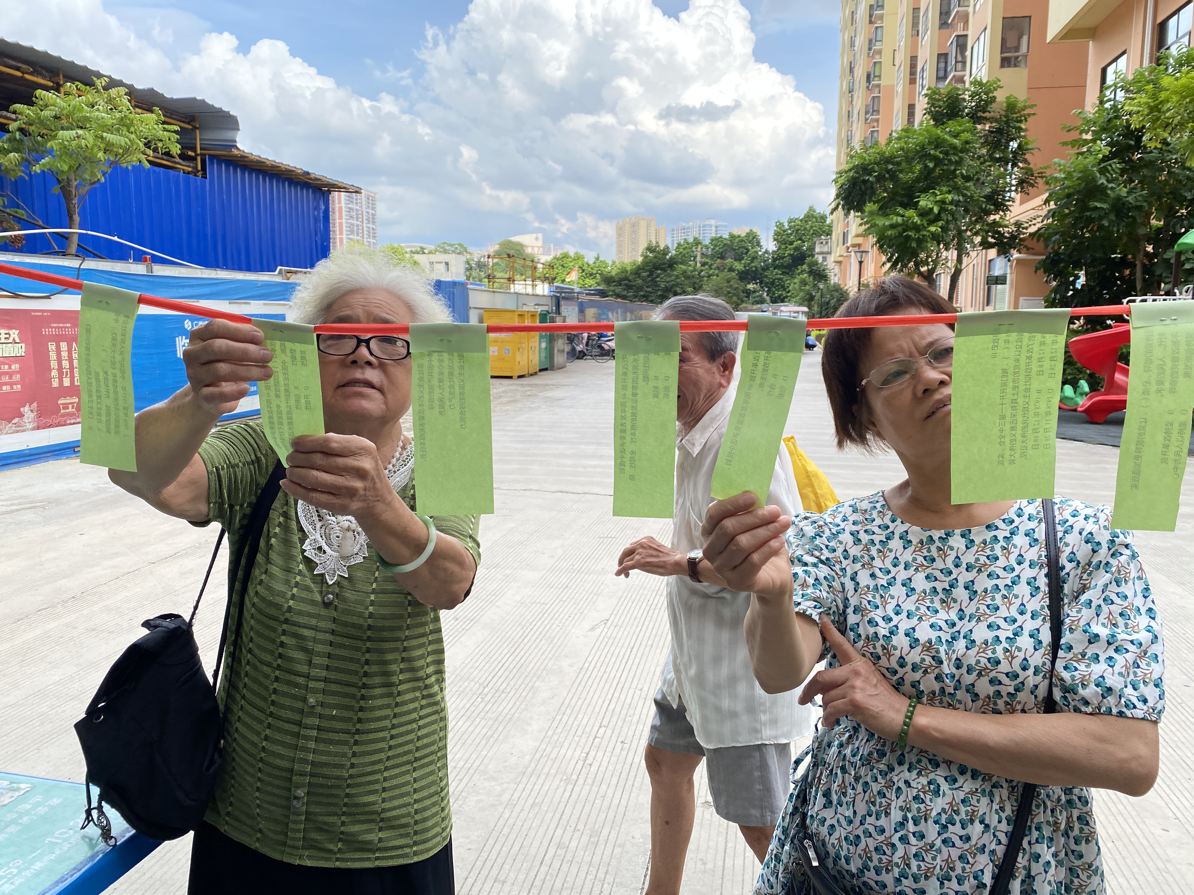 社區住戶正在猜燈謎