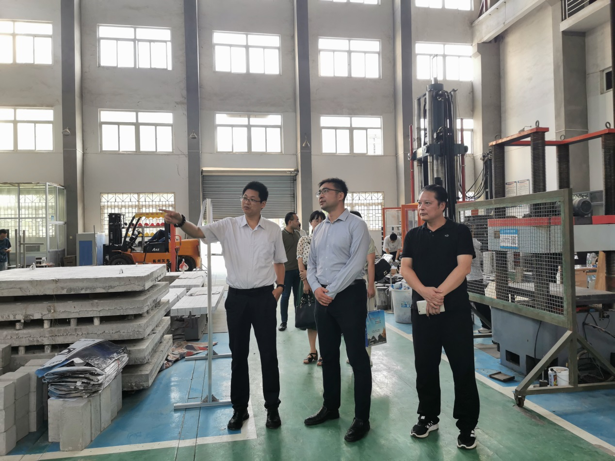 參觀土木與建筑工程學(xué)院結(jié)構(gòu)大廳