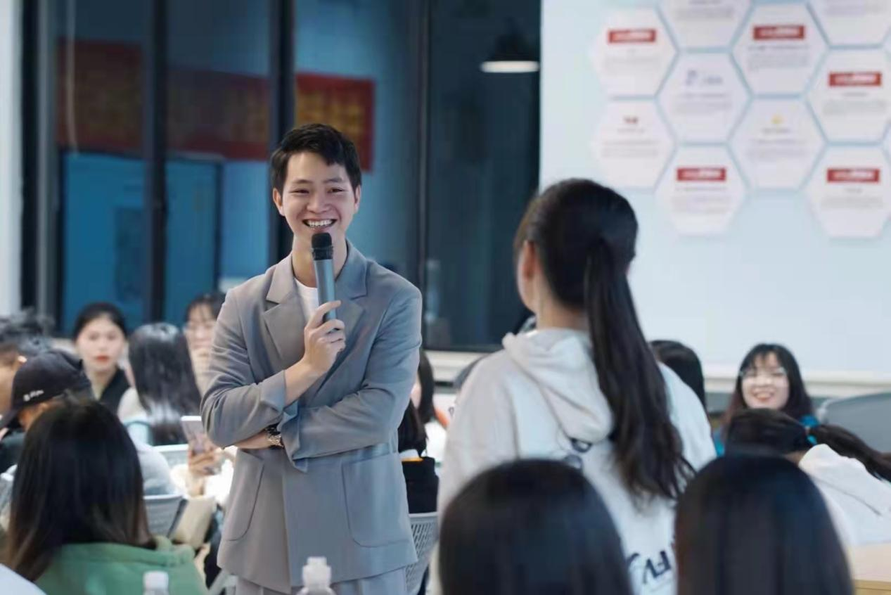 優秀校友返校”面對面“與學員分享求職創業經驗