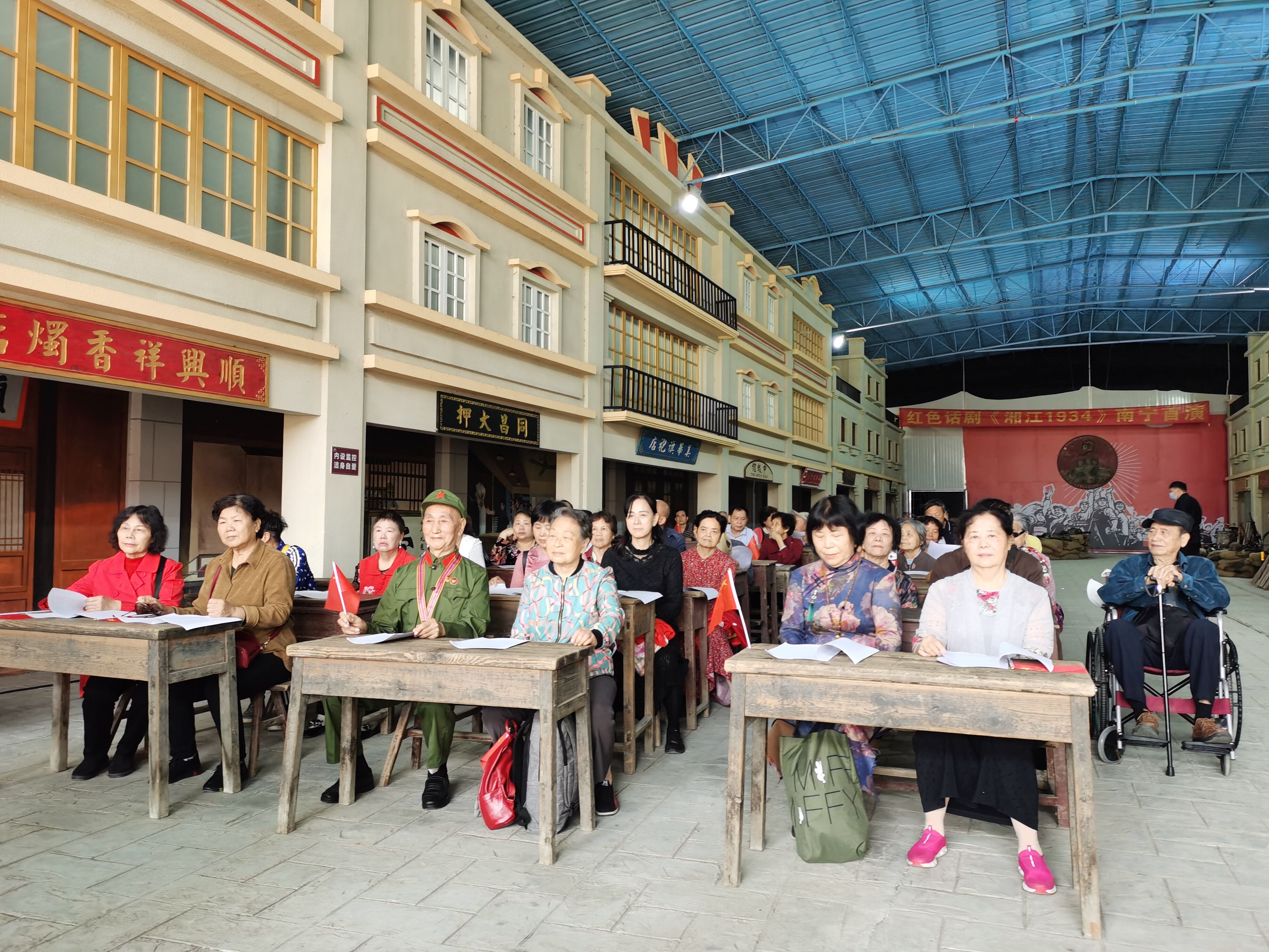 黨員同志們學習習總書記講話精神