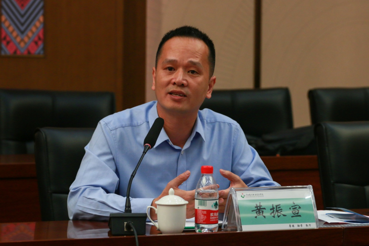 廣西高校思政課教指委副主任委員、廣西機電職業(yè)技術學院馬克思主義學院院長黃振宣教授在座談交流會上交流發(fā)言