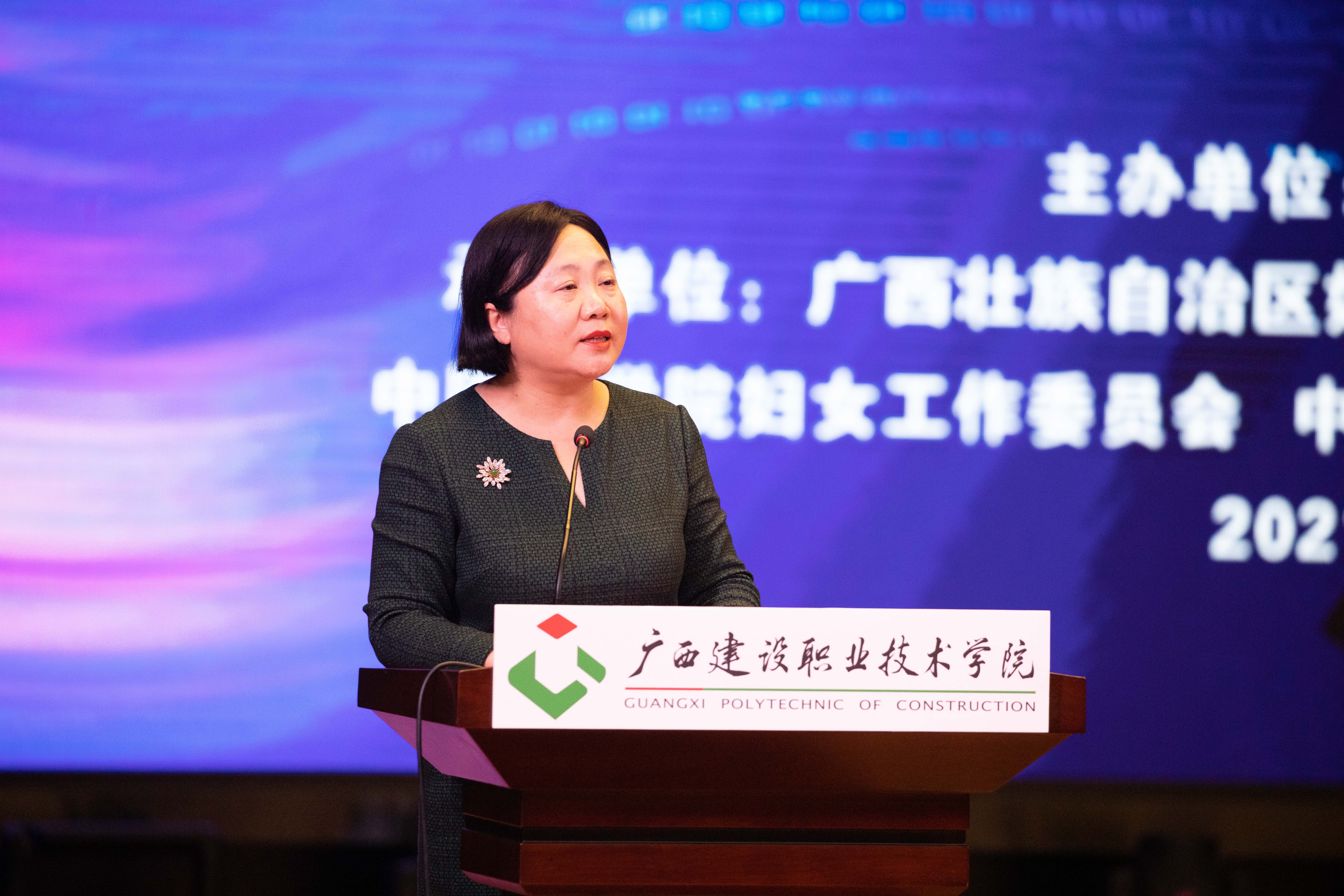 學校黨委書記劉曉紅主持活動 